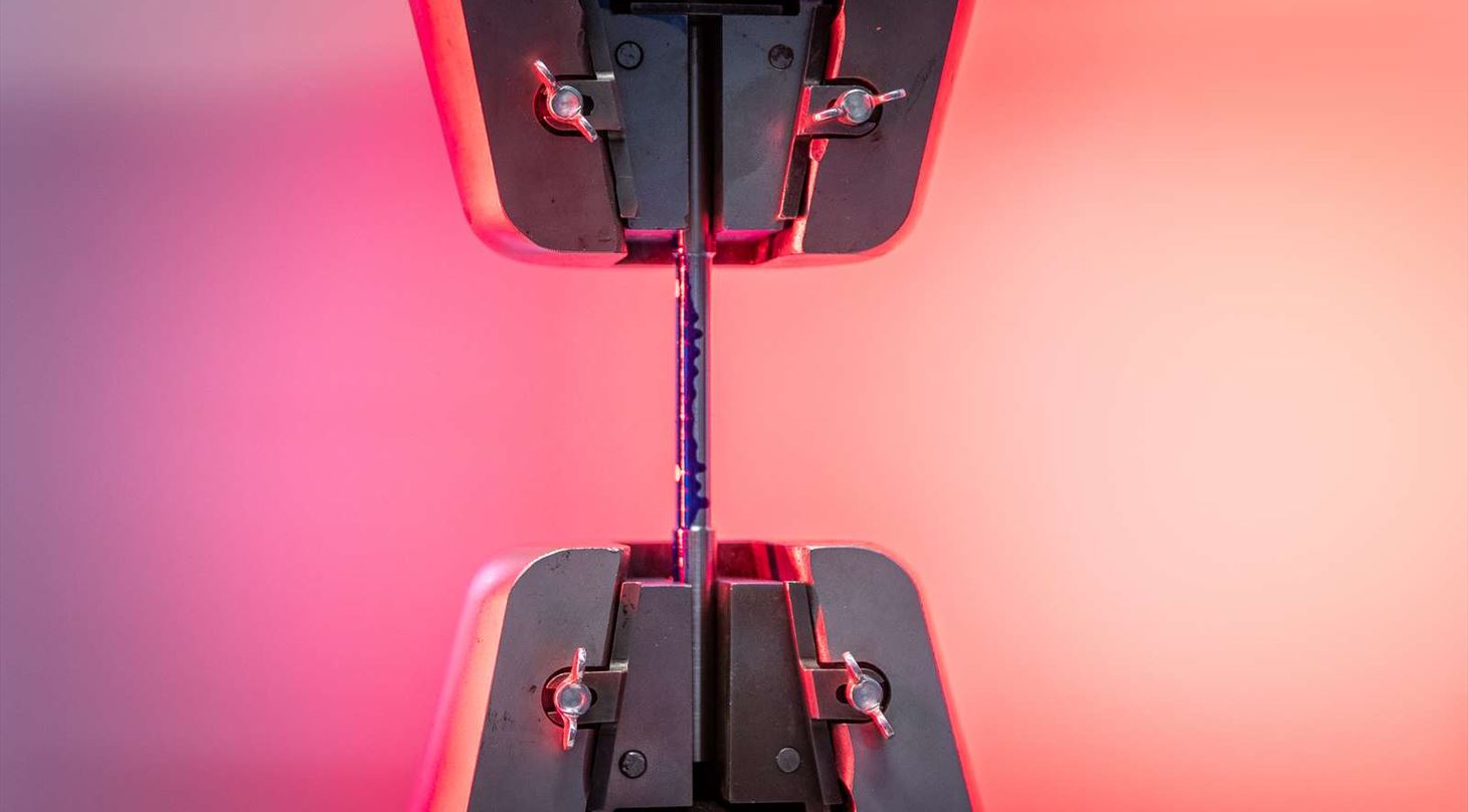 Close-up af metalemne i tr�kpr�vemaskine